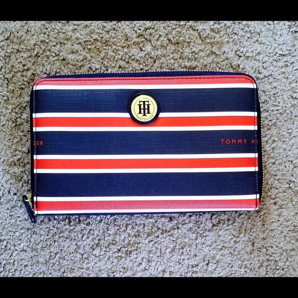 Tommy Hilfiger Travelers Wallet